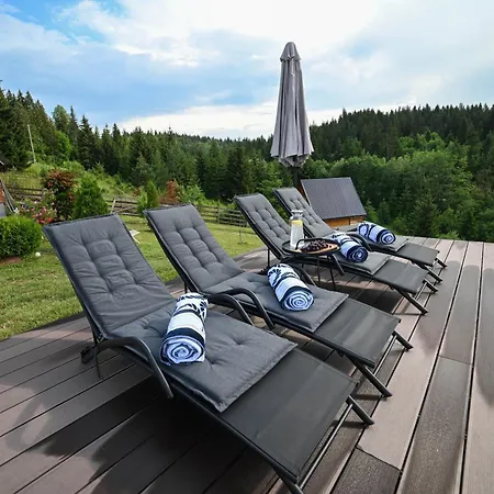 Country Chic With Pool