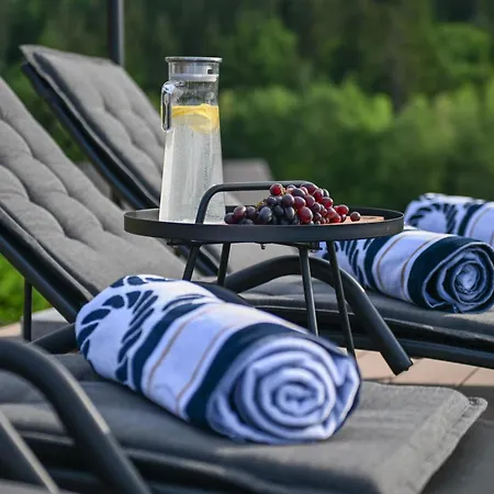 Country Chic With Pool