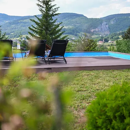 Country Chic With Pool